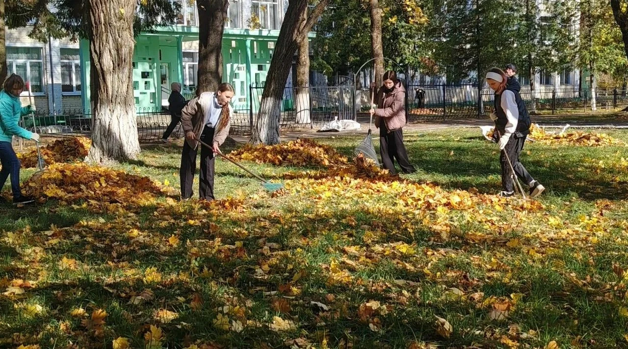 Субботник  в Мирнинской  школе: сделано с душой