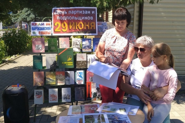 Нам подвиг партизанский не забыть