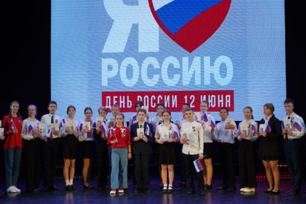 В Брянске вручили паспорта юным жителям региона