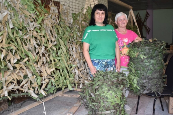 На Брянщине в Клетне добровольцы плетут маскировочные сети