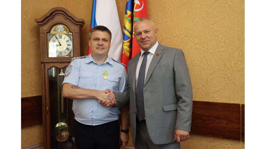 ВРУЧИЛ ПАМЯТНУЮ МЕДАЛЬ НАЧАЛЬНИКУ УГИБДД СПИКЕР БРЯНСКОЙ ОБЛДУМЫ