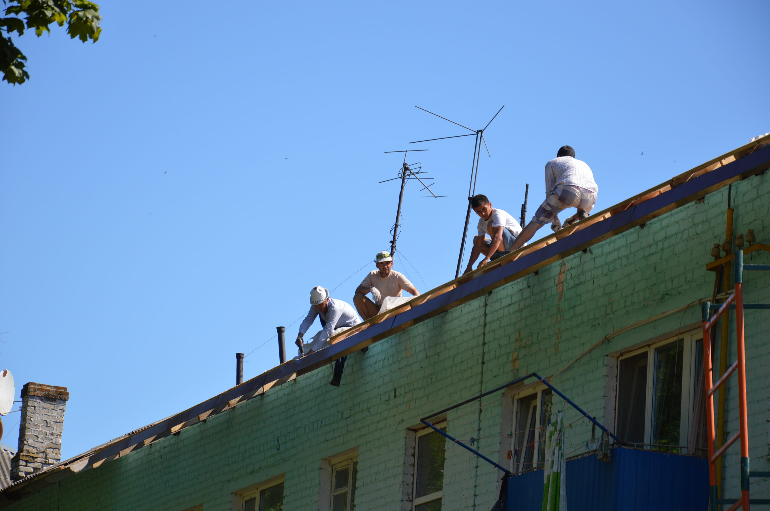 На доме отремонтировали кровлю в Мирном Гордеевского района