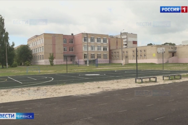 В Брянске продолжают ремонтировать спортивные площадки