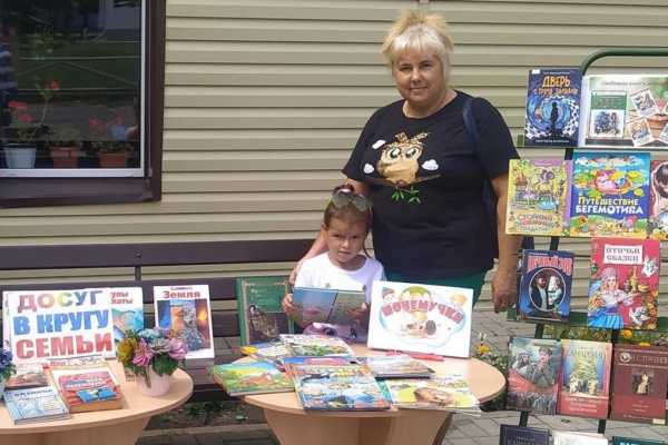 Акция «Отдыхаем с книгой на скамейке»