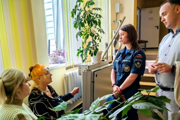 Брянский детский омбудсмен посетила жителей Курской области в ПВР