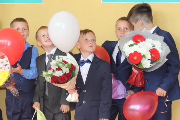 Школы встречают детей