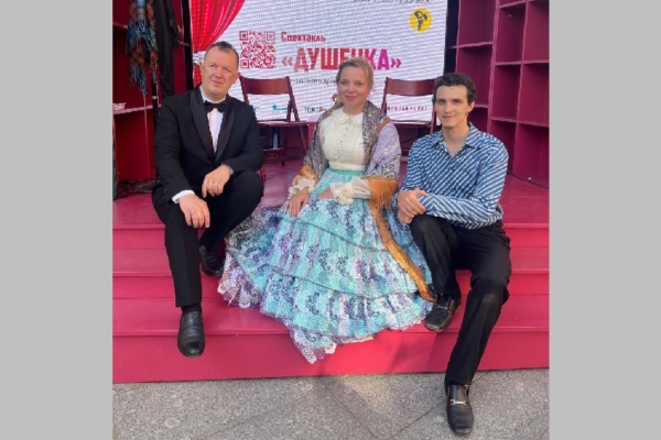 Актеры брянского драмтеатра стали участниками театрального марафона под открытым небом