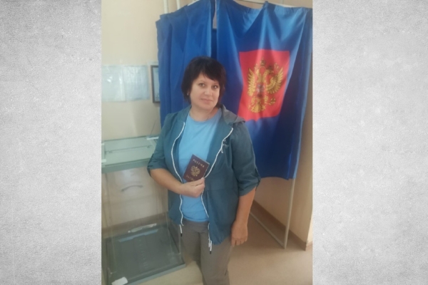 На избирательном участке в Творишино одна из первых проголосовала  Людмила Кравцова