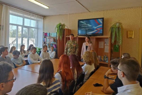 На Брянщине школьники встретились с ветераном СВО