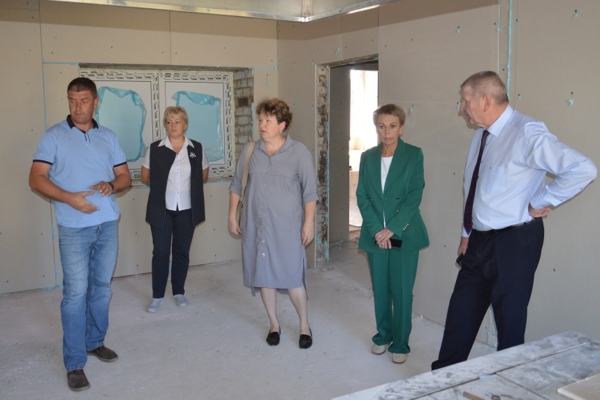 Заместитель губернатора Брянской области Николай Симоненко проинспектировал ход ремонта Гордеевской СОШ