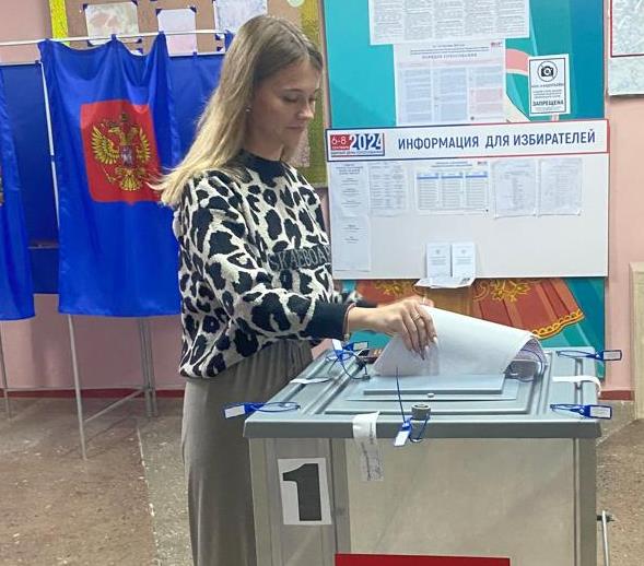 Молодежь приходит на избирательные участки, чтобы впервые проголосовать