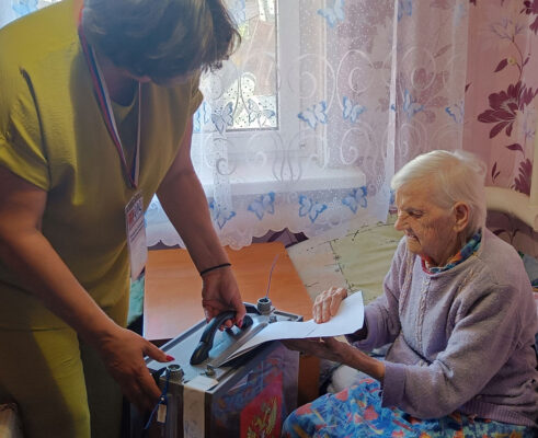 В Новозыбкове Брянской области на дому проголосовала 100-летняя жительница