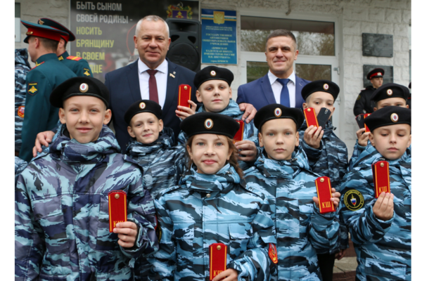 Председатель Брянской облдумы поздравил учеников школы имени Шкурного с посвящением в кадеты
