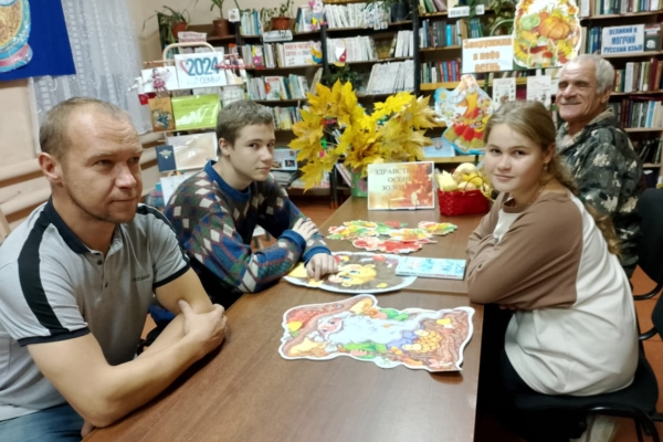 В Петровобудской сельской библиотеке прошел экологический час «Осень золотая»