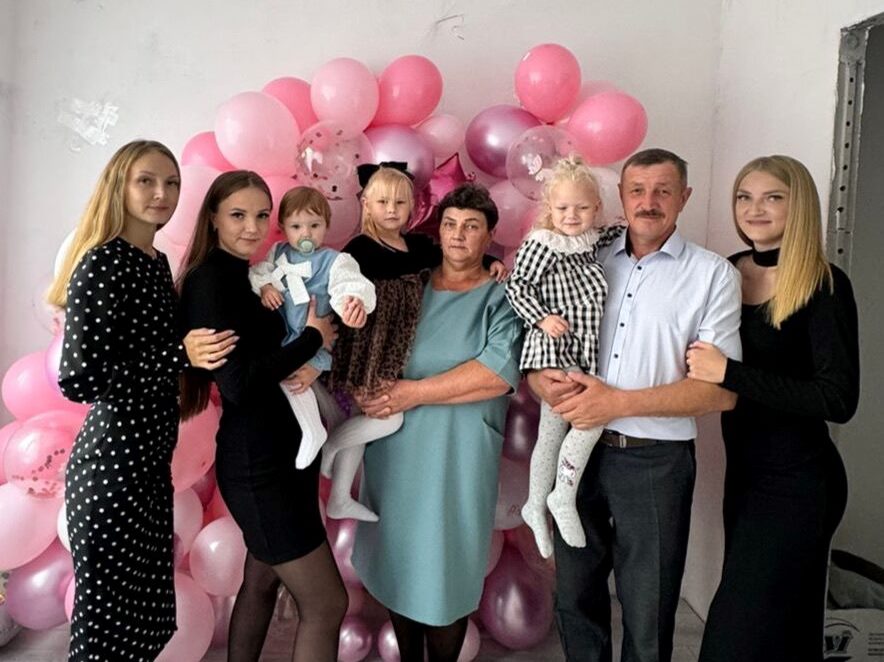 Бабушка рядышком с дедушкой, а с ними счастливые дети и внуки