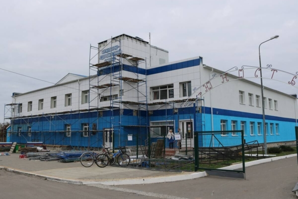В брянском поселке Комаричи обновляют фасад ФОКа