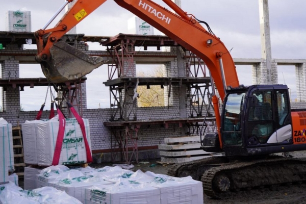 Брянский губернатор проинспектировал строительство спорткомплекса в Супонево