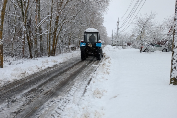 Снега много, техника и люди работают