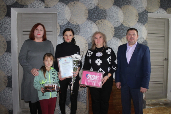 Многодетную маму поздравили со значимыми событиями