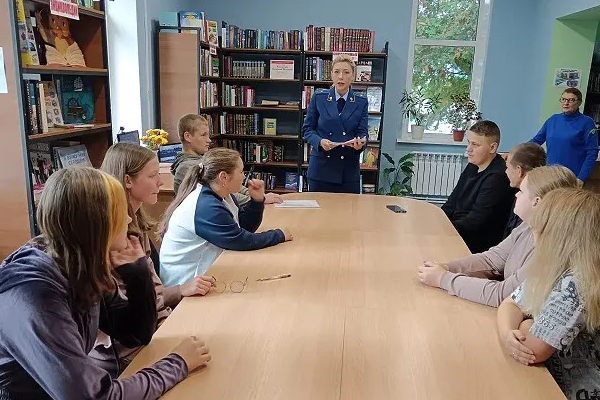 В Гордеевской центральной библиотеке прошёл правовой  час « Мы в ответе за свои поступки»