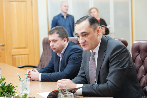 Брянский губернатор провел рабочую встречу  с гендиректором ООО «Строительно-дорожные машины»