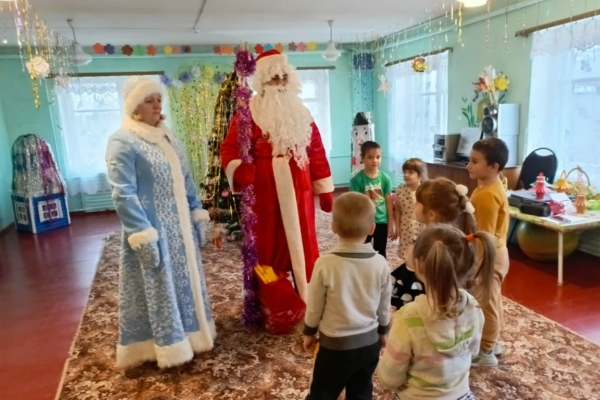 Подарки Уношевским детям от Деда Мороза и Снегурочки