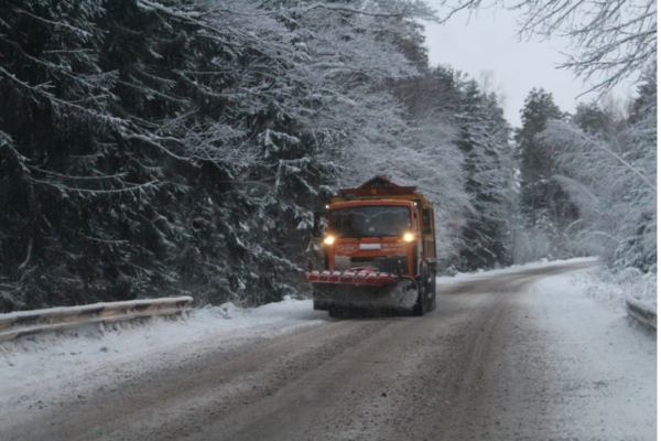 В Брянской области продолжают борьбу со снегом