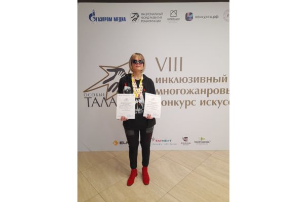 В конкурсе искусств победила брянская незрячая певица Карина Жакова