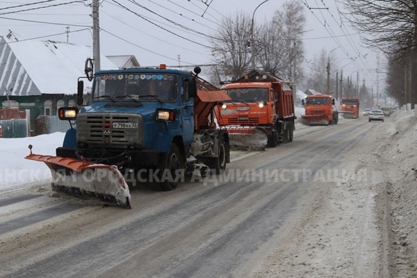 В Брянске очищают от снега и посыпают реагентами 23 КДМ