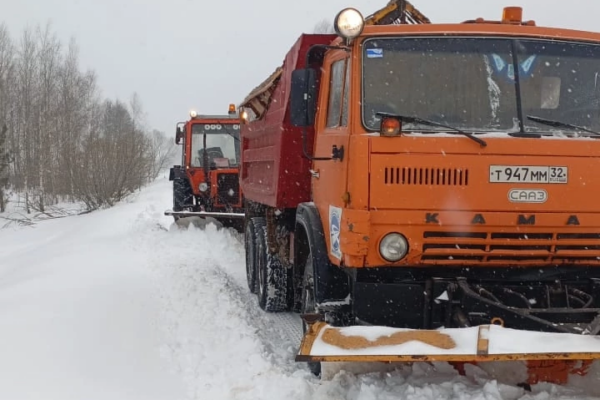 На Брянщине продолжается работа по очистке от снега