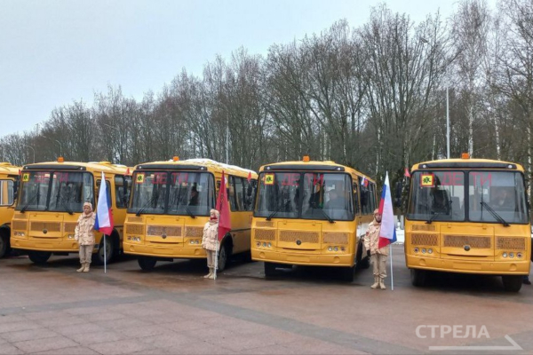 Ключи от новых школьных автобусов вручили в Брянске