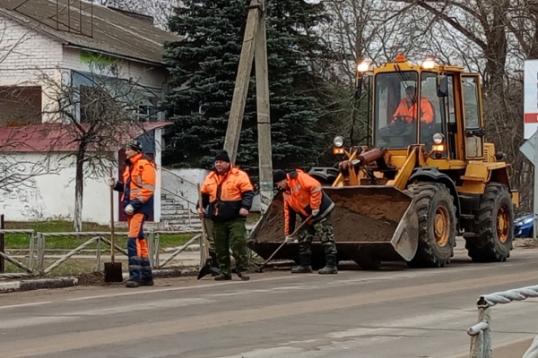 Дорожники приводят в порядок дороги