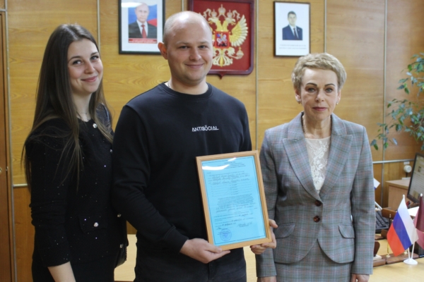 Семья получила свидетельство на приобретение жилого помещения