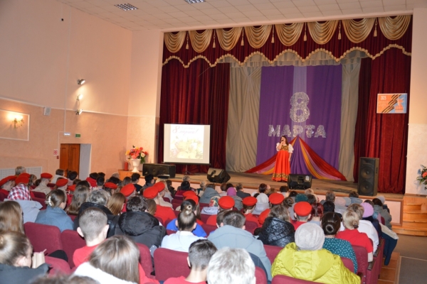 Прекрасных женщин Гордеевского района поздравили с 8 марта