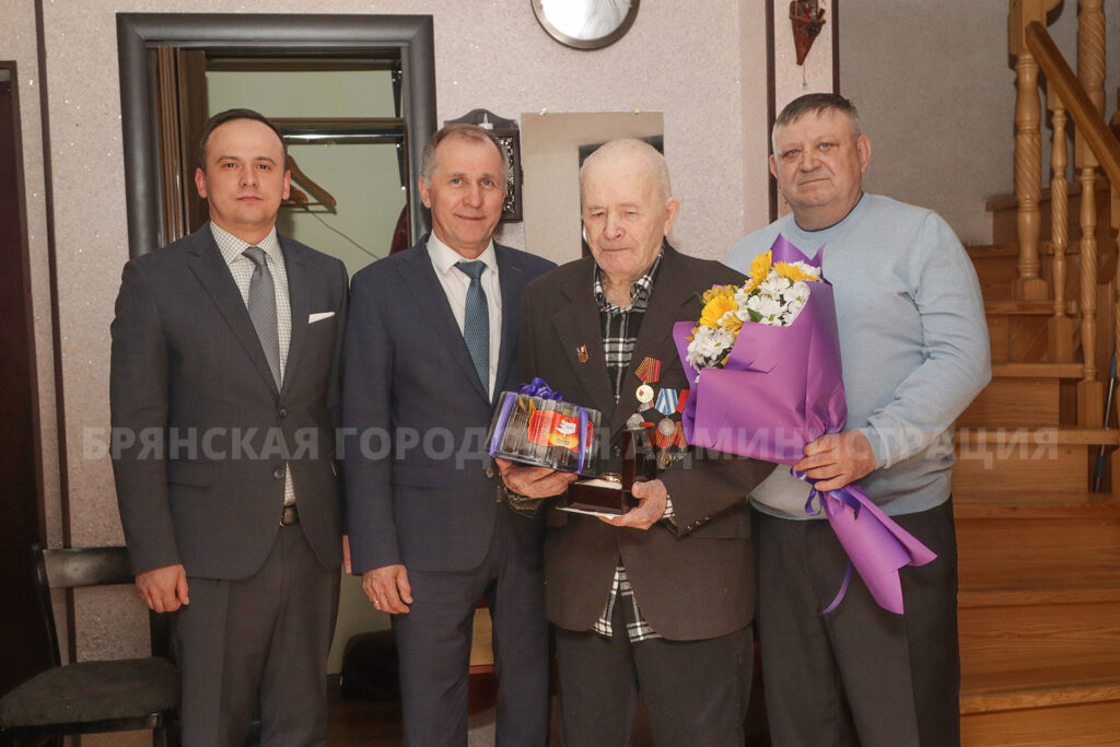 В Советском районе поздравили ветерана Великой Отечественной войны, которому исполнилось 98 лет