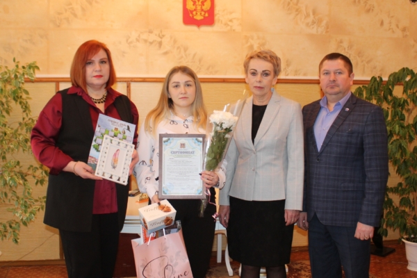 Семье участника СВО вручили областной сертификат