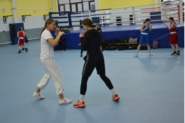 Тренировку с юными боксерами из Брянска провела призер чемпионата мира Елена Бабичева