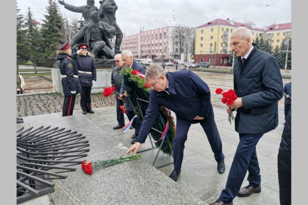 Глава Брянщины и почетные гости церемонии награждения премией «Возвращение в жизнь» почтили память Героев Отечества