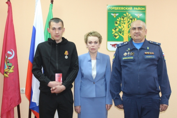 Участнику СВО вручили награду