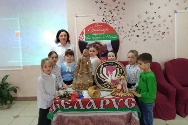 Познавательный час «Путь к единству России и Беларуси» в Гордеевском РДК