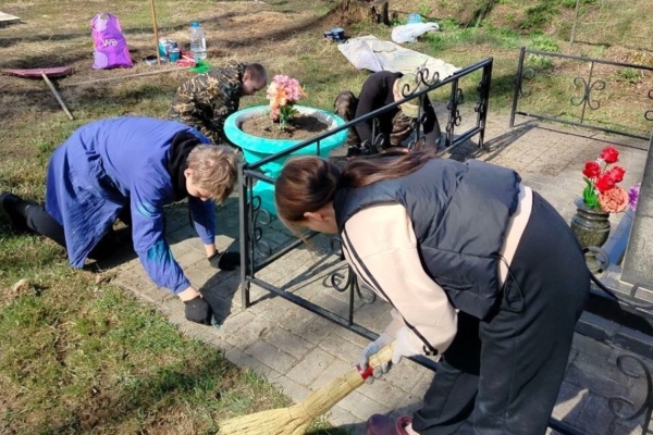 Учащиеся Петровобудской ООШ навели порядок на памятных местах