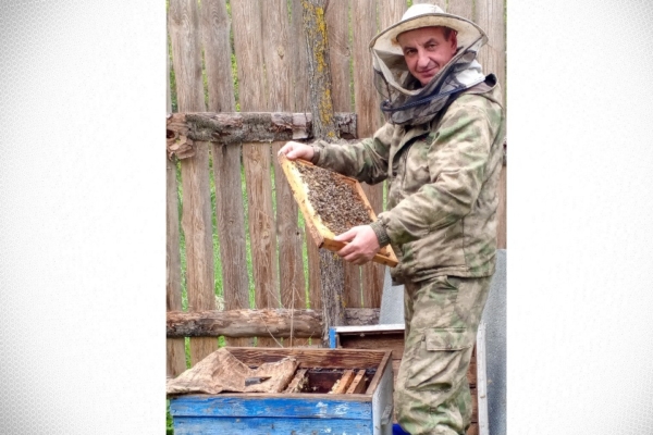 Он к пчёлам сердцем прикипел