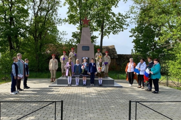 В Гордеевском районе в преддверии Дня Победы возлагают цветы к памятникам и воинским захоронениям