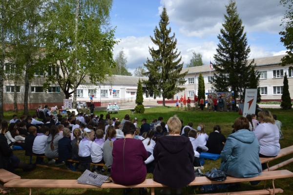 На школьном привале отметили победный май