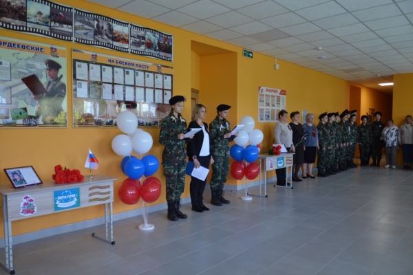 Две парты Героя в память о погибших бойцах открыли в Гордеевской школе