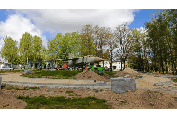 Сквер у Самолета благоустраивают в Новозыбкове Брянской области