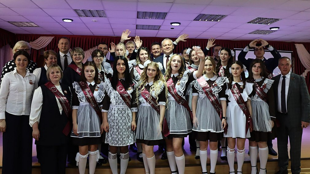 В Брянске Валентин Суббот поздравил с последним звонком выпускников лицея №1