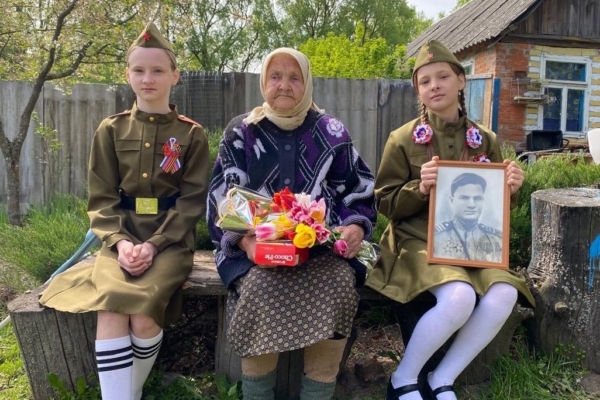 Школьники из Петровой Буды Гордеевского района поздравили тружеников тыла с Днём Победы