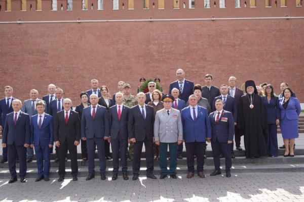 Делегация из Брянска возложила цветы к главному мемориальному комплексу России