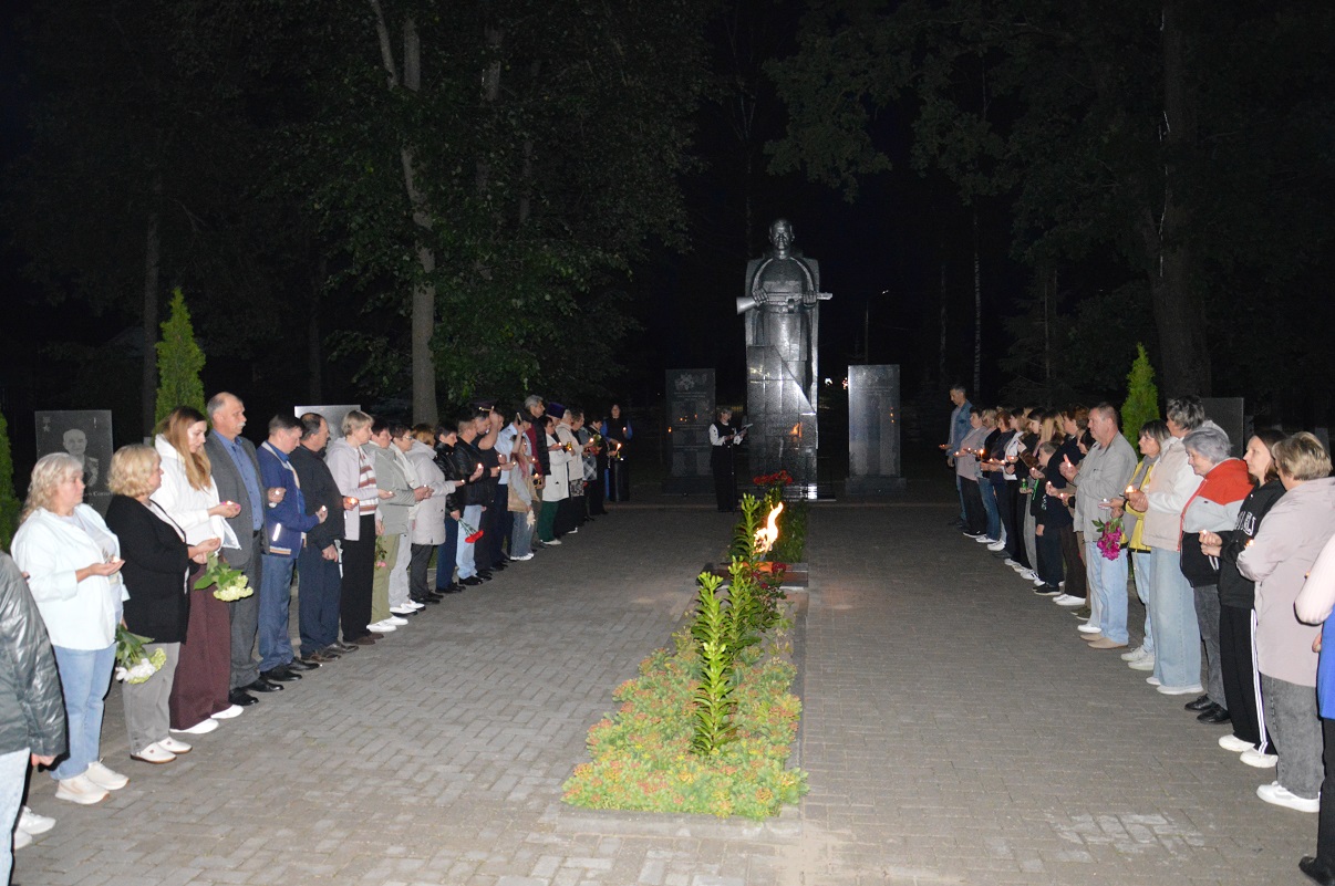 Зажгу я памяти свечу, как символ скорбного молчания